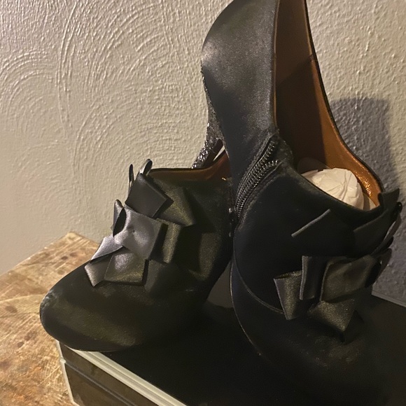 Shoes - Picture 3 of 3